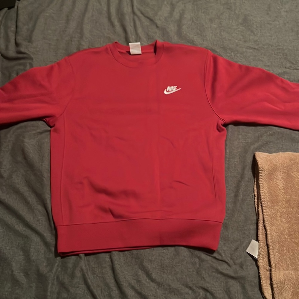 Burgundy men’s Nike sweater, never worn, I’m good use , size is xs in men’s.